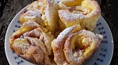 Pudinkové růže s marmeládou - kynuté