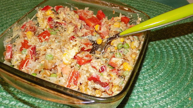 Rýžový salát s kari zálivkou