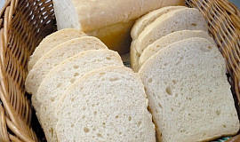 Světlý snídaňový chlebík z formy