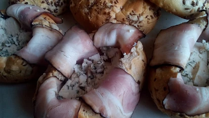 Zapečené plněné housky, bulky, žemle...