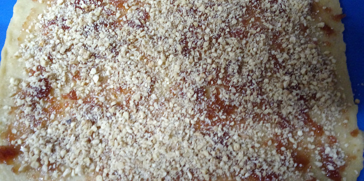 Závin plněný ořechy s marmeládou
