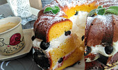 Bábovkový dort s jemným krémem, proložený borůvkami