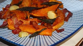 Batáty pečené s česnekem, šalvějí a slaninou
