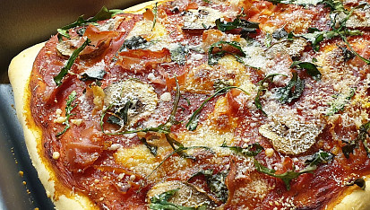 Domácí pizza s prosciuttem a rukolou