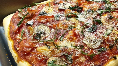Domácí pizza s prosciuttem a rukolou
