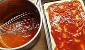 Domácí pizza s prosciuttem a rukolou