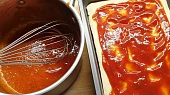 Domácí pizza s prosciuttem a rukolou