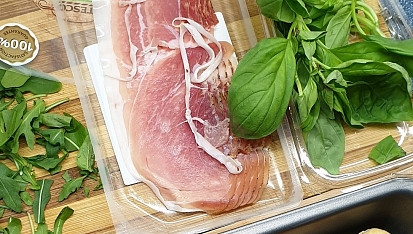 Domácí pizza s prosciuttem a rukolou