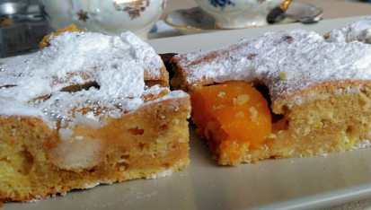 Dvoubarevný moučník s kokosem, kávou a broskvemi
