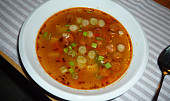 Gulášová polévka s párky a červenou čočkou