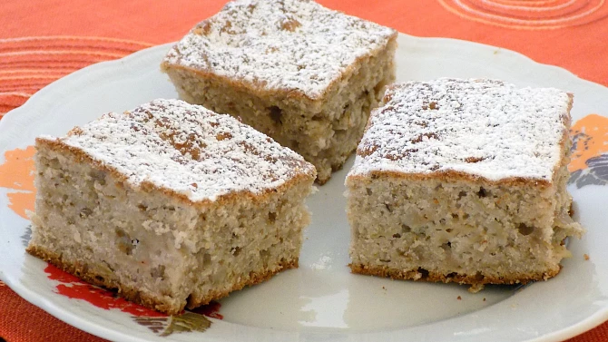 Jablečník s ořechy a rozinkami