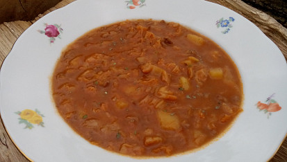 Kapustovo-bramborová polévka s mletým masem