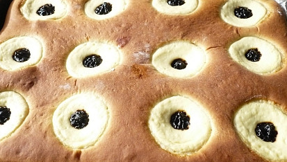 Krájené hranaté "koláče" z plechu