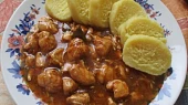 Kuřecí guláš s bramborovými knedlíky