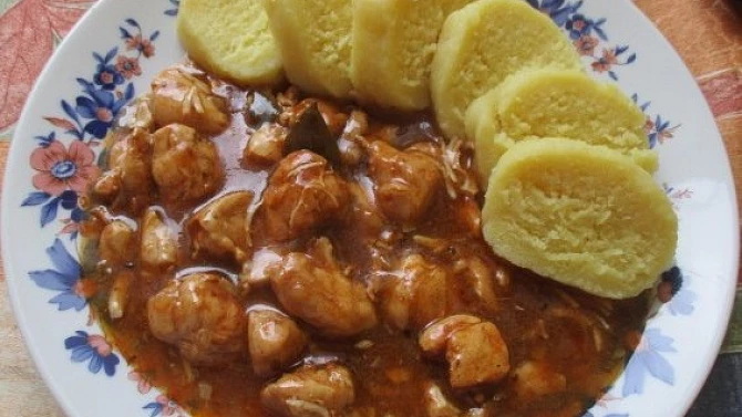 Kuřecí guláš s bramborovými knedlíky