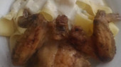 Kuřecí (křídla, paličky, prsa) s těstovinami pappardelle a omáčkou z gorgonzoly