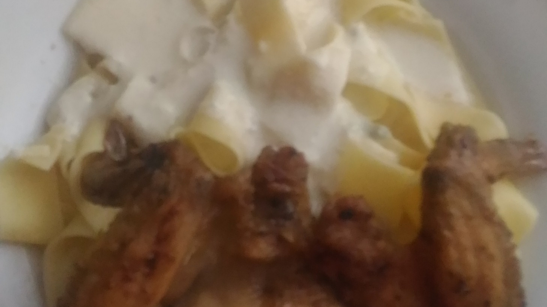Kuřecí (křídla, paličky, prsa) s těstovinami pappardelle a omáčkou z gorgonzoly