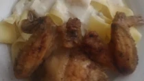 Kuřecí (křídla, paličky, prsa) s těstovinami pappardelle a omáčkou z gorgonzoly