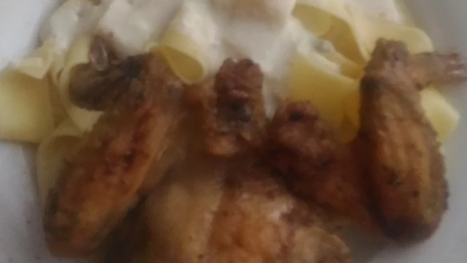 Kuřecí (křídla, paličky, prsa) s těstovinami pappardelle a omáčkou z gorgonzoly
