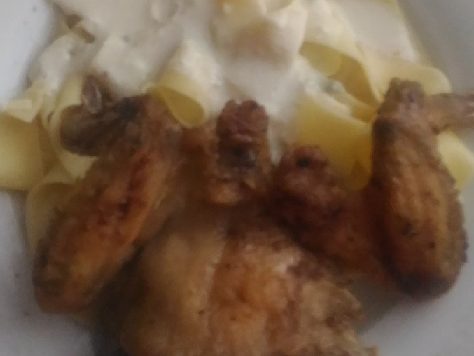 Kuřecí (křídla, paličky, prsa) s těstovinami pappardelle a omáčkou z gorgonzoly