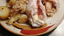 Kuřecí závitky s nivou a pečené brambory