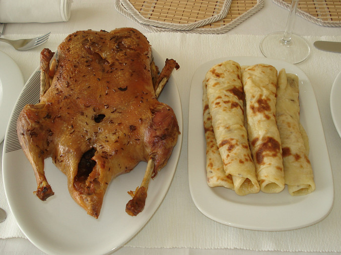 Lokše jemné -  příloha ke kachně nebo k pečené huse, Kompletní foto s pomalu pečenou kachnou.