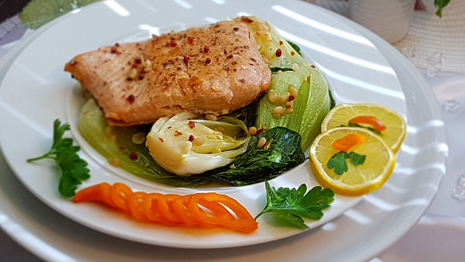 Losos a pak choi s piniovými oříšky, česnekem a feferonkou