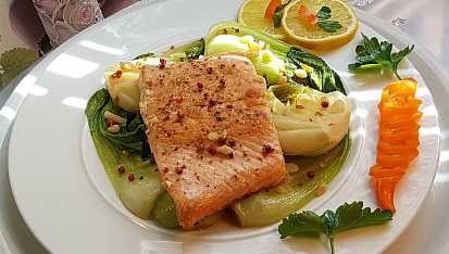 Losos a pak choi s piniovými oříšky, česnekem a feferonkou
