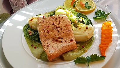 Losos a pak choi s piniovými oříšky, česnekem a feferonkou