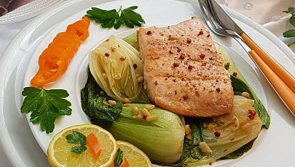 Losos a pak choi s piniovými oříšky, česnekem a feferonkou