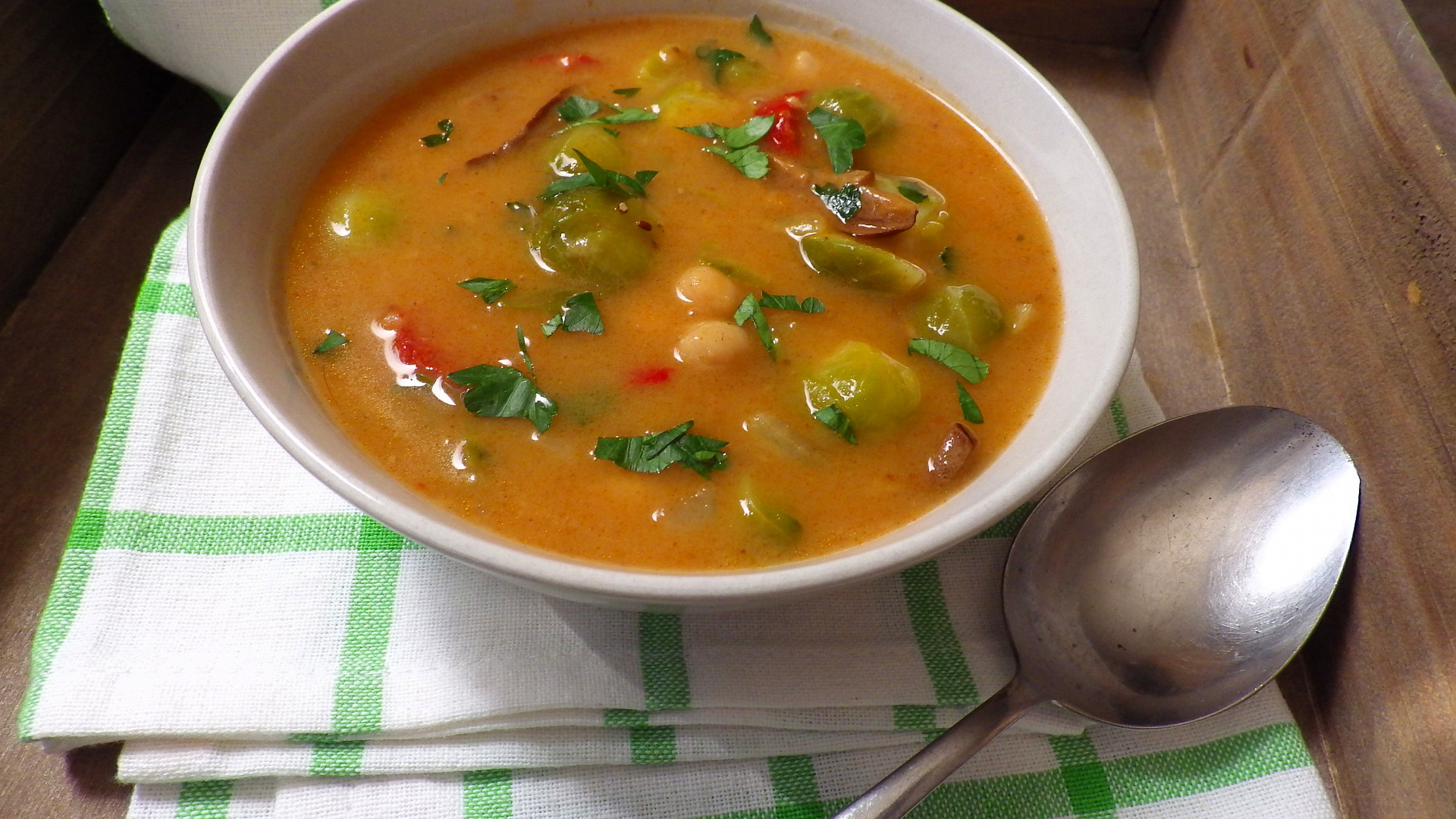 Kapustičková polévka s cizrnou a houbami