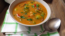 Kapustičková polévka  s cizrnou a houbami