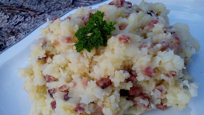 Šťouchané brambory s květákem a slaninou