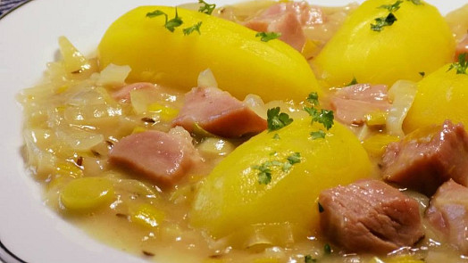 Uzené maso v pórkovo-cibulovém zelí