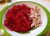 Vařená slepice s červeno-řepnou rýží - pro nejmenší