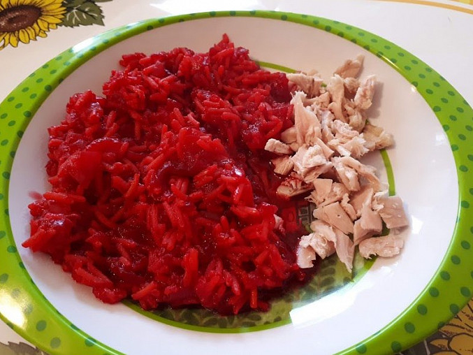 Vařená slepice s červeno-řepnou rýží - pro nejmenší