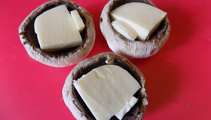 Žampiony plněné mozzarellou pečené v mletém mase