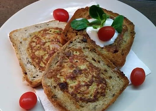 Zapečený toust se zeleninou, uzeným masem a mozzarellou, Toust plněný zeleninou
