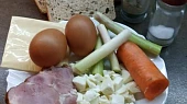 Zapečený toust se zeleninou, uzeným masem a mozzarellou
