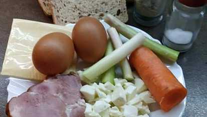 Zapečený toust se zeleninou, uzeným masem a mozzarellou