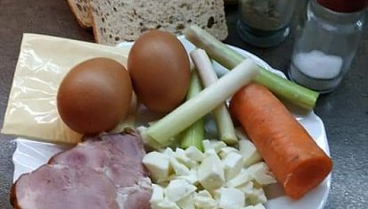 Zapečený toust se zeleninou, uzeným masem a mozzarellou