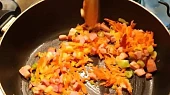 Zapečený toust se zeleninou, uzeným masem a mozzarellou