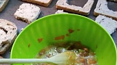 Zapečený toust se zeleninou, uzeným masem a mozzarellou
