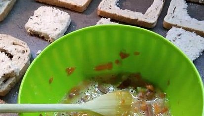 Zapečený toust se zeleninou, uzeným masem a mozzarellou