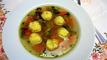 Zeleninová polévka s polentovými knedlíčky