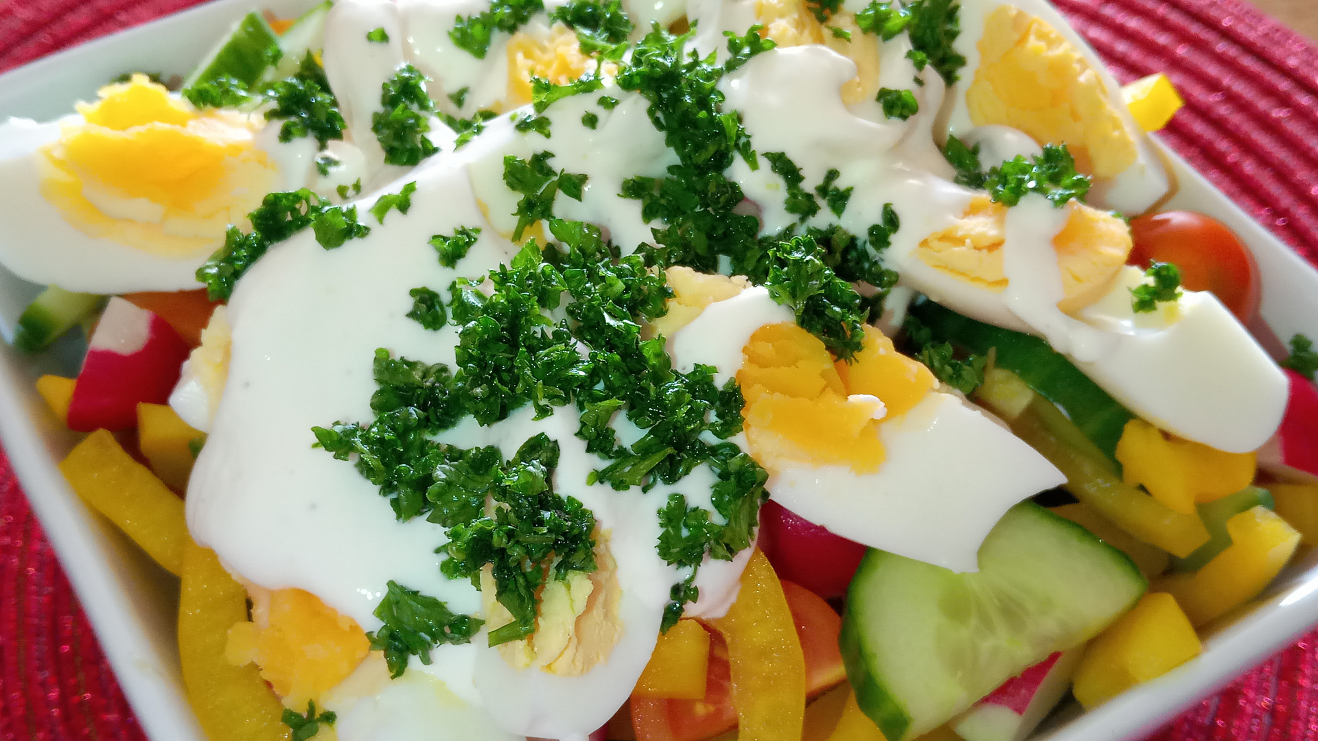 Barevný zeleninový salát s vejci