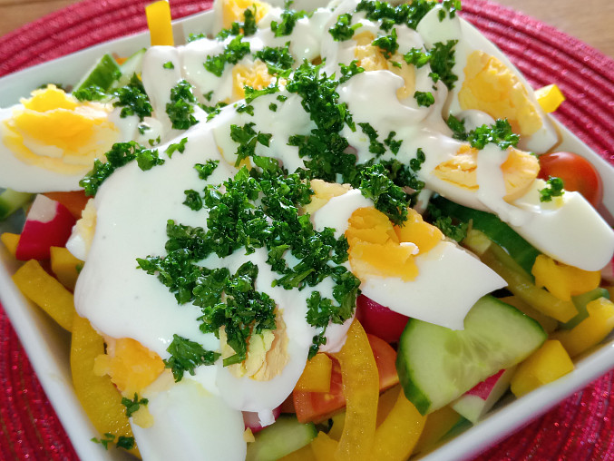 Barevný zeleninový salát s vejci