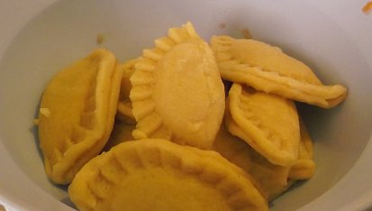 Bramborové taštičky s povidly a ořechovou omáčkou, Pirohy jsem trochu pozměnila v náplni a posýpkou  Náplň je ze strouhaných jablek ze skořicí  a posypané strouhankou 