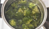 Brokolicové placičky se salámem, Brokolici rozdělíme na menší kousky a dáme vařit, dokud nezměkne. 