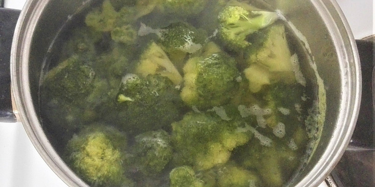 Brokolici rozdělíme na menší kousky a dáme vařit, dokud nezměkne. 